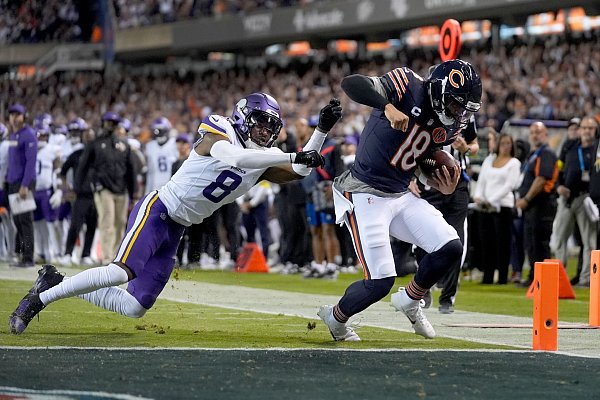 Für Caleb Williams (r) und die Bears lief es lange gut - bis ihnen die Partie aus den Fingern glitt. - © Erin Hooley/AP/dpa