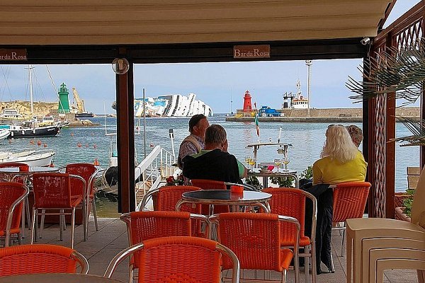 Wie hier in einem kleinen Hafenrestaurant bleibt das gekenterte Schiff im Mittelpunkt.