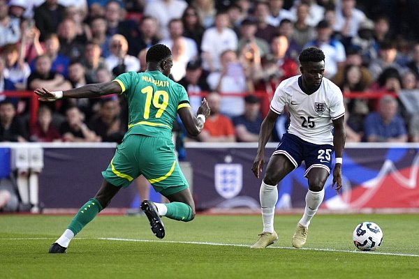 Englands Bukayo Saka (rechts) tat sich mit seinem Team gegen Senegal schwer - © Nick Potts/PA Wire/dpa
