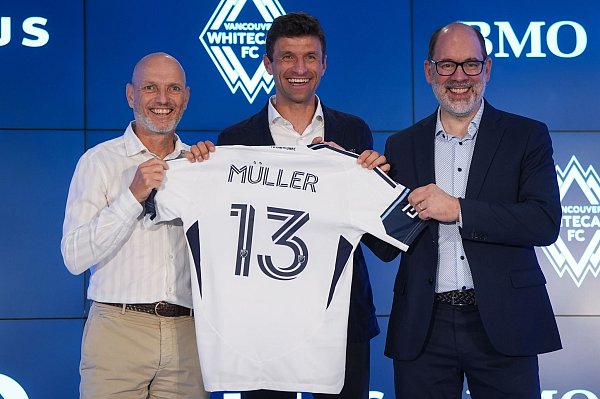 Trainer Sörensen (links) und Müller haben bereits ein gutes Verhältnis, findet Manager Schuster (rechts). - © Darryl Dyck/Canadian Press via ZUMA Press/dpa