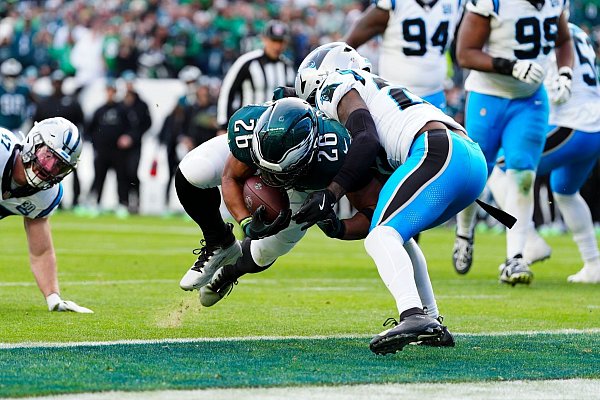 Die Eagles hoffen weiter auf Heimrecht in den NFL-Playoffs - der Sieg gegen die Panthers hilft. - © Derik Hamilton/FR170553 AP/AP
