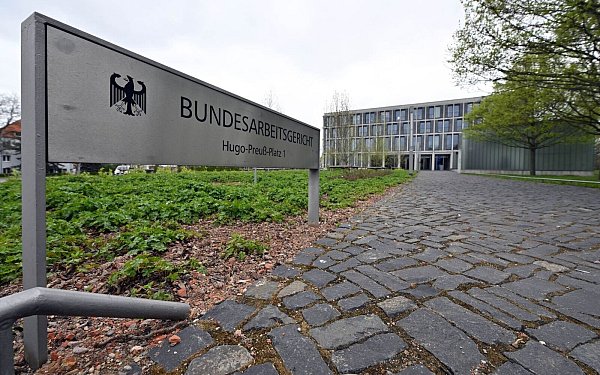 Digitale Abrechnungen und mobiles Arbeiten beschäftigen das Bundesarbeitsgericht - © Martin Schutt/dpa