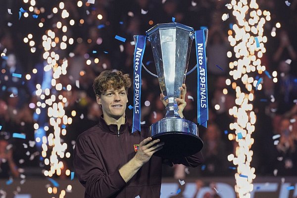 Sinner holt die Trophäe bei den ATP Finals. - © Antonio Calanni/AP/dpa