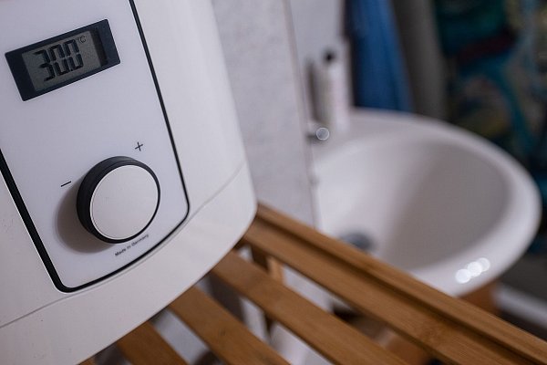 Keine langen Wege: Elektronische Durchlauferhitzer können das Wasser genau an der Zapfstelle erhitzen, wo es gebraucht wird. - © Sebastian Gollnow/dpa/dpa-tmn