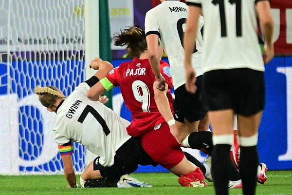 Die Grätsche ins Unglück: Gwinn im EM-Spiel gegen Polen. - © Sebastian Christoph Gollnow/dpa