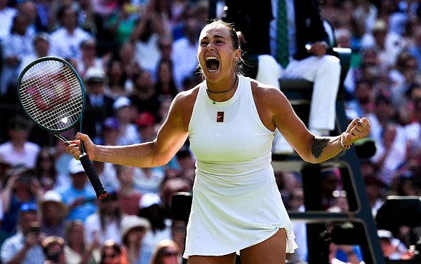 Aryna Sabalenka jubelt befreit auf. - © Ben Whitley/PA Wire/dpa