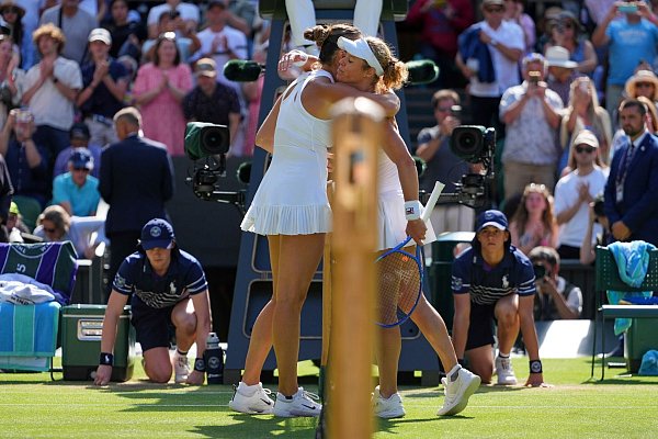 Laura Siegemund (r) gratuliert Aryna Sabalenka. - © Kirsty Wigglesworth/AP/dpa