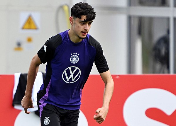 Mittelfeld-Talent Pavlovic - bei der WM 2026 schon in Verantwortung? - © Federico Gambarini/dpa