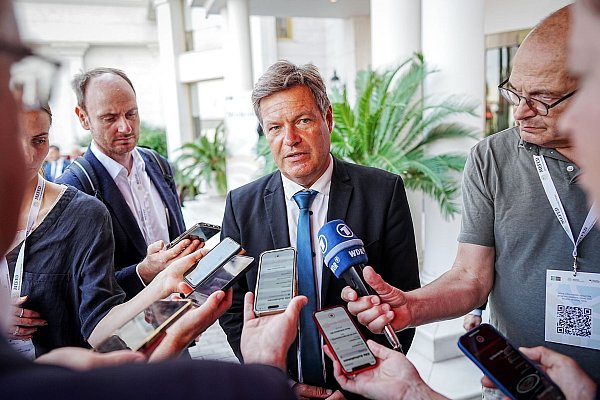 Gibt der Union etwas mit auf den Weg: Vizekanzler Habeck - © Kay Nietfeld/dpa