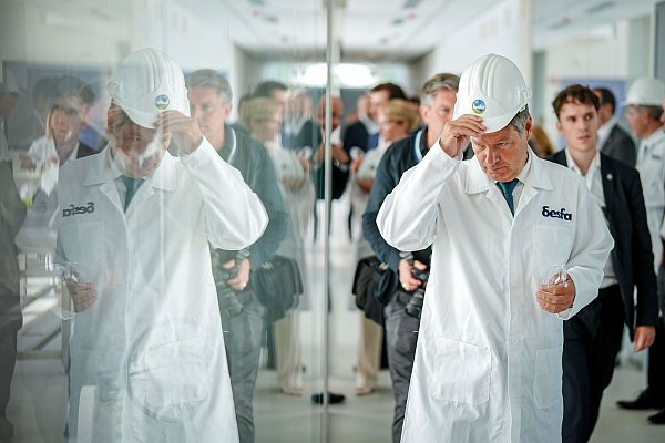 Behelmt bei einem Firmenbesuch. - © Kay Nietfeld/dpa