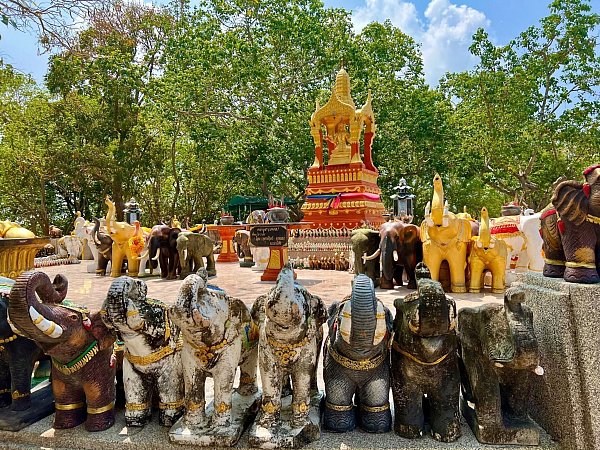 Elefanten gelten in Thailand als Glücksbringer und werden mit vielen Statuen geehrt. (Archivbild) - © Carola Frentzen/dpa