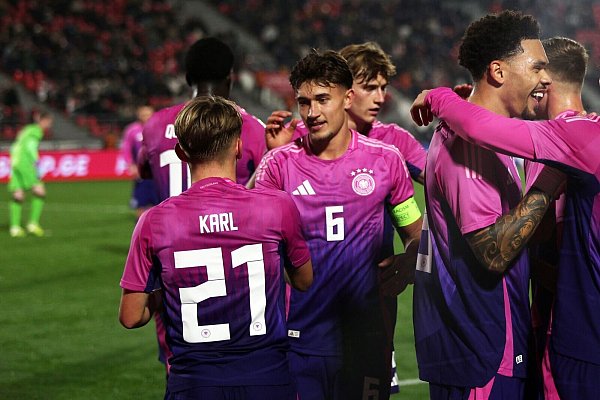 Die deutsche U21 jubelt in Georgien über den nächsten Sieg. - © Artur Stabulnieks/dpa