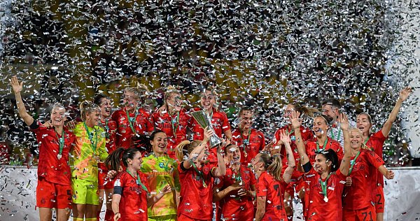 Die Bayern-Spielerinnen holen den erstmals seit 1997 ausgetragenen Supercup. - © Robert Michael/dpa