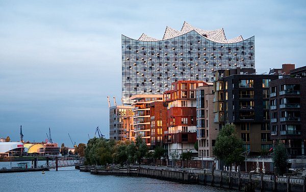 Hamburg kommt in einer Umfrage der Freien Universität im «Tagesspiegel» über die gegenseitige Sympathie der Bundesländer auf den ersten Platz (Archivbild). - © Daniel Bockwoldt/dpa