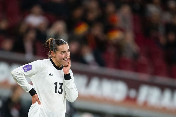 Gegen Frankreich noch dabei, nun zum Zuschauen verdammt: Carlotta Wamser. - © Marius Becker/dpa