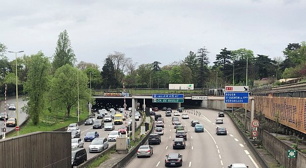 Auf der Pariser Stadtautobahn gilt künftig Tempo 50 (Archivbild). - © Michael Evers/dpa