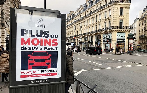 Bei einer Bürgerbefragung mit einer geringen Beteiligung sprach sich eine Mehrheit für höhere Parkgebühren für schwere Autos aus (Archivbild). - © Michael Evers/dpa