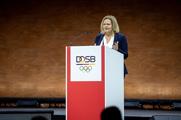 Bundesinnenministerin Nancy Faeser (SPD) reagierte auf die Kritik des Präsidenten des Internationalen Olympischen Komitees, Thomas Bach. - © Laszlo Pinter/dpa