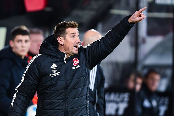 Nürnbergs Coach Miroslaw Klose gibt Anweisungen. - © Silas Schueller/DeFodi Images/dpa