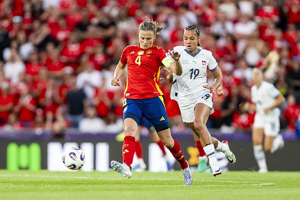 Kapitänin Irene Paredes (l) räumt hinten auf und ist vorn gefährlich. - © Anthony Anex/KEYSTONE/dpa