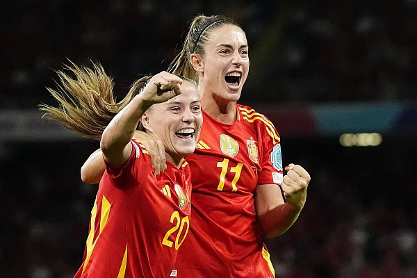 Zwei von etlichen Ausnahmespielerinnen: Clàudia Pina (l) und Alexia Putellas. - © Nick Potts/PA Wire/dpa