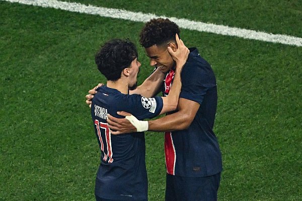 Desiré Doue (rechts) wird von Vitinha nach dem 2:0 für Paris gegen Inter geherzt. - © Peter Kneffel/dpa