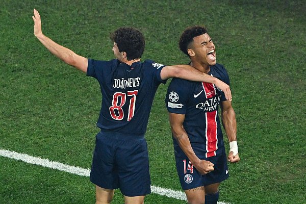 Desiré Doue (rechts) und Joao Neves feiern das Tor zum 2:0 für Paris gegen Inter. - © Peter Kneffel/dpa