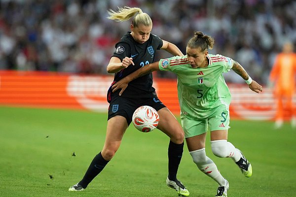 Intensives Halbfinale: Italiens Elena Linari (r) im Duell mit Englands Alessia Russo. - © Alessandra Tarantino/AP/dpa