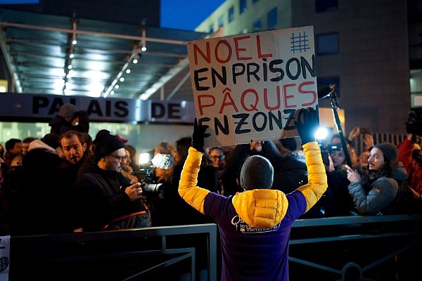 Auch zum Urteil kamen viele Unterstützerinnen und versammelten sich vor dem Gericht. - © Lewis Joly/AP/dpa