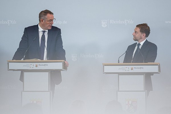Die Ministerpräsidenten von Rheinland-Pfalz und Sachsen, Alexander Schweitzer (SPD) und Michael Kretschmer (CDU), werden die Ergebnisse der Beratungen vorstellen. (Archivbild) - © Hannes P. Albert/dpa