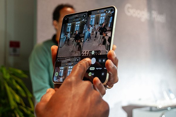 Beim auffaltbaren Pixel 10 Pro Fold nutzt Google das größere Display, um nebeneinander das Kamera-Bild und die neuesten aufgenommenen Fotos anzuzeigen. - © Andrej Sokolow/dpa