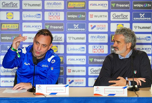 Bob Hanning und Stefano Podini vereinbarten einen kulinarischen Deal. - © Soeren Stache/dpa