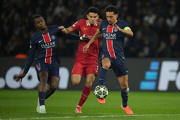 Nicht nur Liverpools Luis Diaz (M) hatte gegen die Pariser Willian Pacho (l) und Marquinhos mächtig Probleme. - © Christophe Ena/AP/dpa