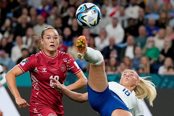 Englands Chloe Kelly (r) spielt den Ball mit einen Fallrückzieher. - © Mark Baker/AP/dpa
