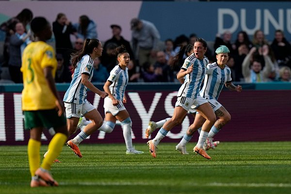 Argentiniens Fußballerinnen konnten eine Niederlage gegen Südafrika noch abwenden. - © Alessandra Tarantino/AP/dpa