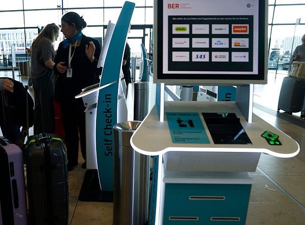 Betroffen sind Systeme zur Passagierabfertigung - also etwa für den Check-in. - © Carsten Koall/dpa