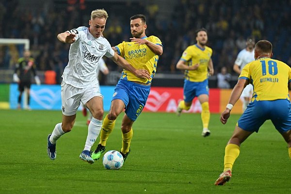 Braunschweigs Robin Krauße im Zweikampf mit dem Ex-Braunschweiger Florian Krüger. - © Swen Pförtner/dpa