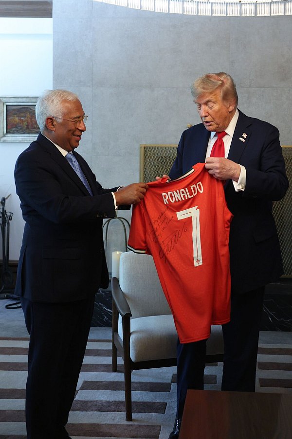 Beim G7-Gipfel im Juni erhielt US-Präsident Donald Trump (r) von EU-Ratspräsident António Costa ein von Ronaldo signiertes Trikot als nachträgliches Geburtstagsgeschenk. - © Europäische Union/dpa