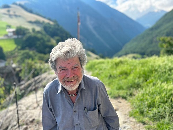 Reinhold Messner steht vor seinem Schloss Juval. - © Christoph Sator/dpa