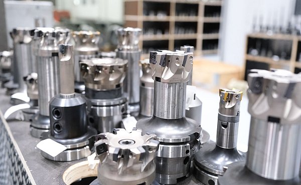 Die Bestellungen im Maschinenbau ziehen an (Archivbild) - © Bernd Weißbrod/dpa