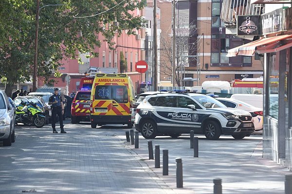 Die Feuerwehr machte Stunden nach der Explosion eine traurige Entdeckung. - © Gustavo Valiente/EUROPA PRESS/dpa