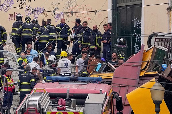 So einen Unfall mit einer Standseilbahn hatte es in Lissabon bisher nicht gegeben. - © Armando Franca/AP/dpa