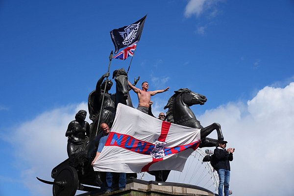 Mehr als 100.000 Menschen folgten dem Aufruf des Rechtsextremisten Tommy Robinson. - © Joanna Chan/AP/dpa