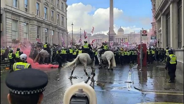 Die Londoner Met Police musste im Laufe des Nachmittags für Verstärkung sorgen. - © Pol Allingham/PA Wire/dpa