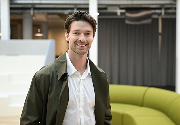 Patrick Schwarzenegger lobt Regisseur Mike White. - © Jens Kalaene/dpa