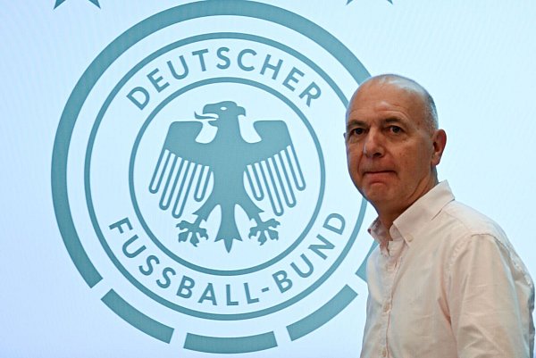 Der Deutsche Fußball-Bund mit Präsident Bernd Neuendorf wird auch für Saudi-Arabien stimmen. - © Federico Gambarini/dpa