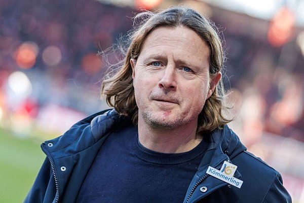 Der Mainzer Trainer Bo Henriksen war gesperrt und musste von der Tribüne zuschauen. - © Andreas Gora/dpa