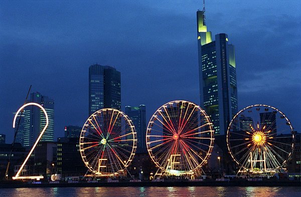 Vor 25 Jahren - Ende 1999 - bildeten eine große Stahl-«2» und drei Riesenräder in Frankfurt/Main die Jahreszahl «2000». (Archivbild) - © Arne Dedert/dpa