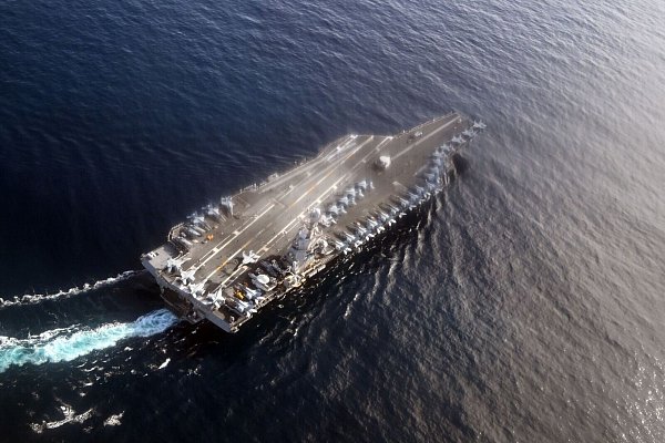 Es ist eine Machtdemonstration: Die USA haben einen Flugzeugträger in Richtung Karibik verlegt. - © Federico Gambarini/dpa