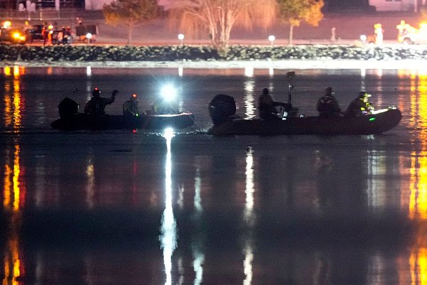 Rettungskräfte suchen im Potomac River nach Überlebenden und Opfern des Flugzeugabsturzes. - © Alex Brandon/AP/dpa